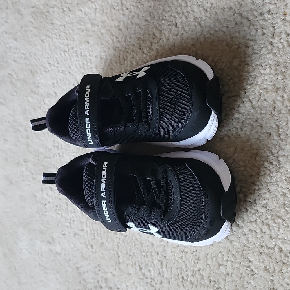 Under Armour Size 1 Black and White